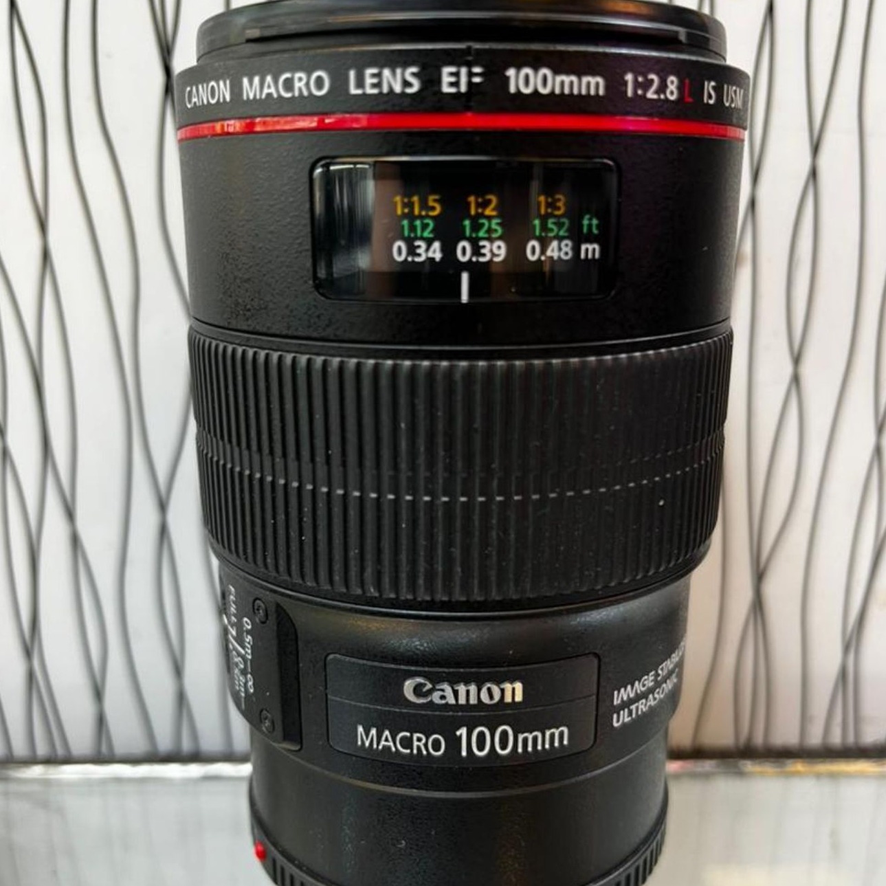 لنز کانن EF 100mm Macro IS USM که برای عکاسی ماکرو و کلوزآپ مناسب میباشد. برای آشنایی با لنز کانن EF 100mm Macro IS USM به فروشگاه نورنگار مراجعه کنید