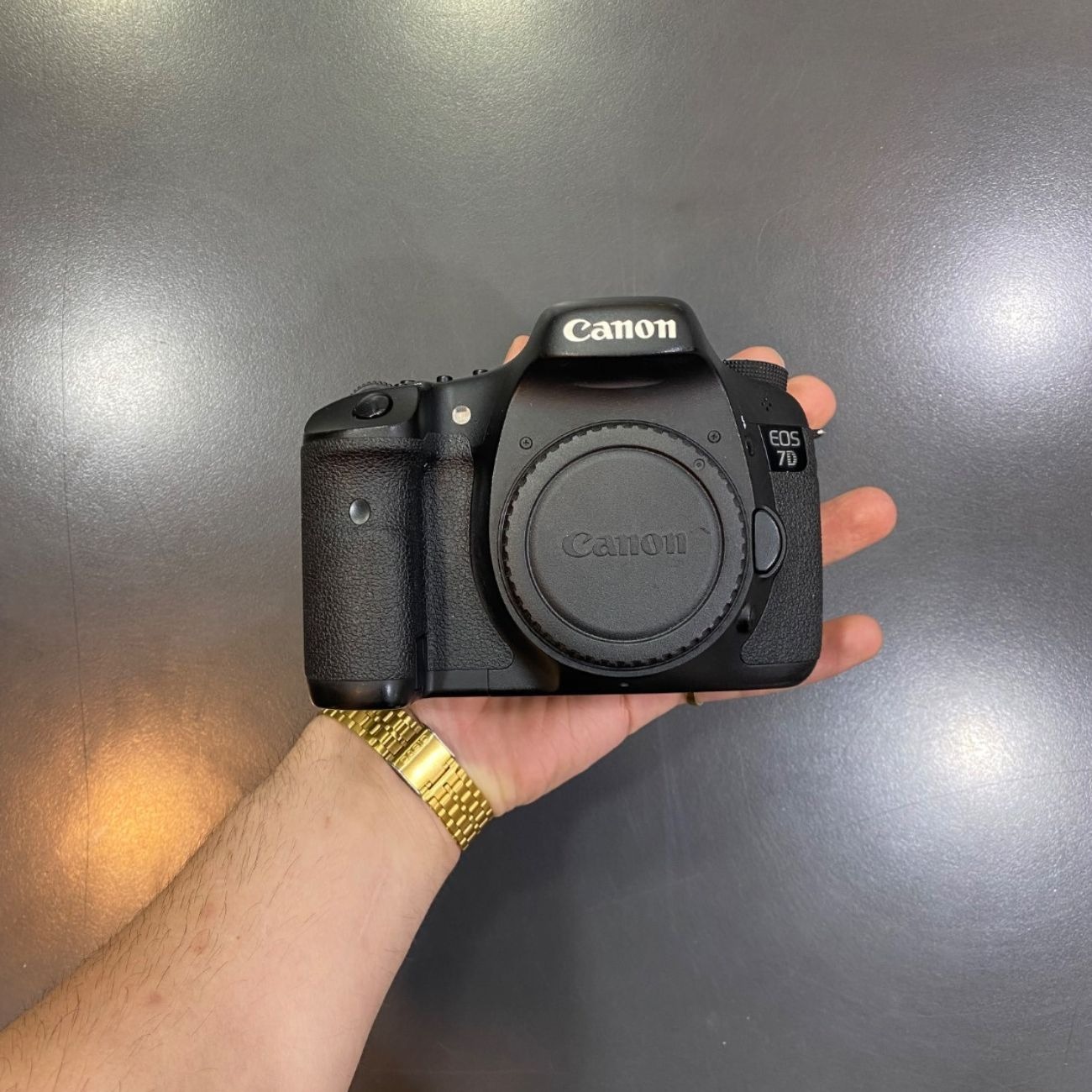 دوربین عکاسی Canon 7D دست دوم که با سیستم GPS،اطلاعات مکان عکسبرداری ذخیره میشود.بررسی آشنایی بیشتر دوربین عکاسی Canon 7D دست دوم در نورنگار.