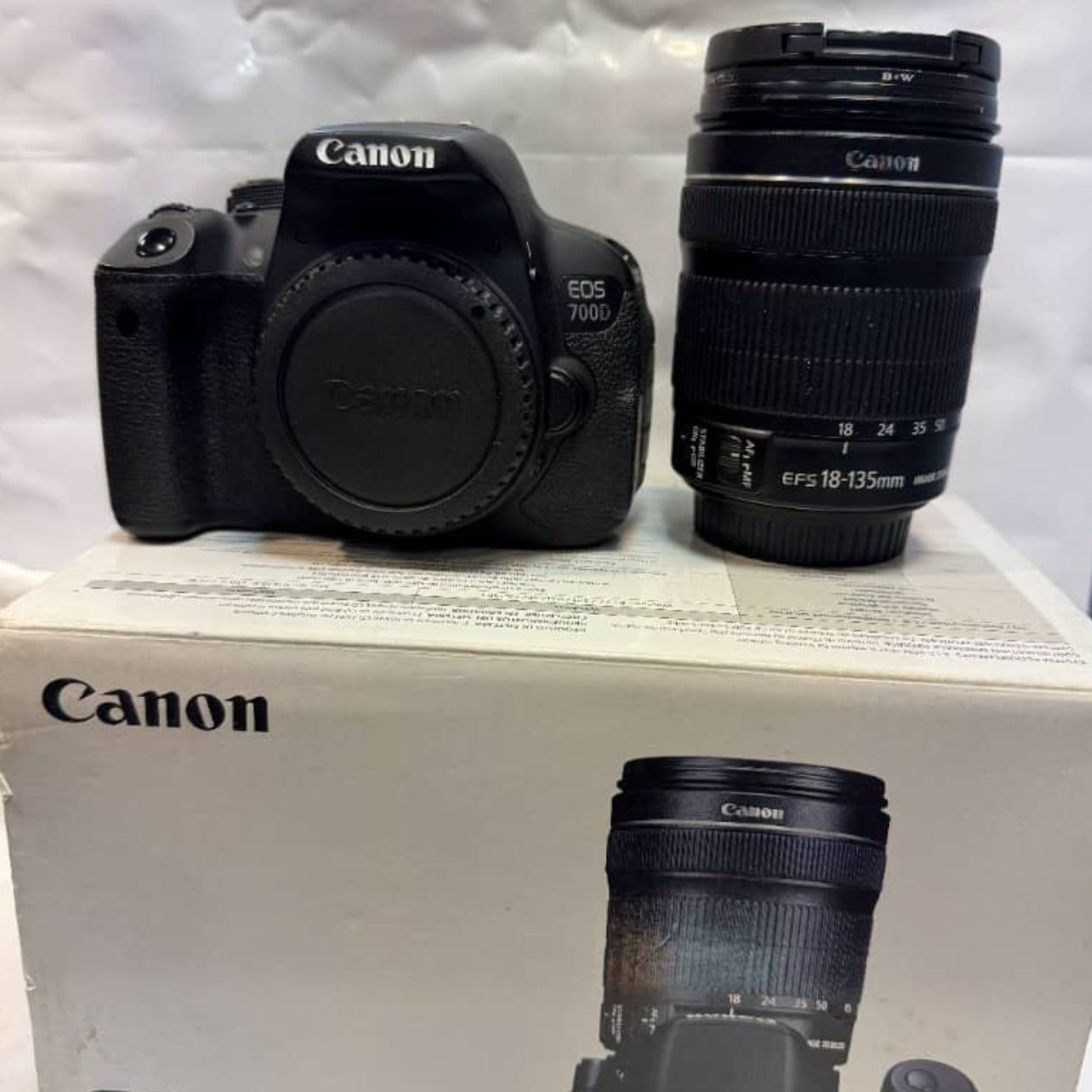 دوربین Canon EOS 700D KIT امکان کنترل منو بدون دکمه و از طریق نمایشگر LCD وجود دارد. برای بررسی دوربین Canon EOS 700D KIT نورنگار