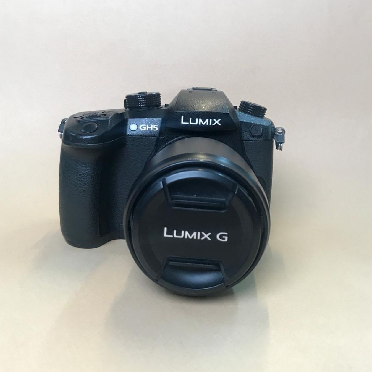 Panasonic Lumix GH5 Mirrorless Camera with 12-35mm f/2.8 Lens Kit (Black) (دست دوم)