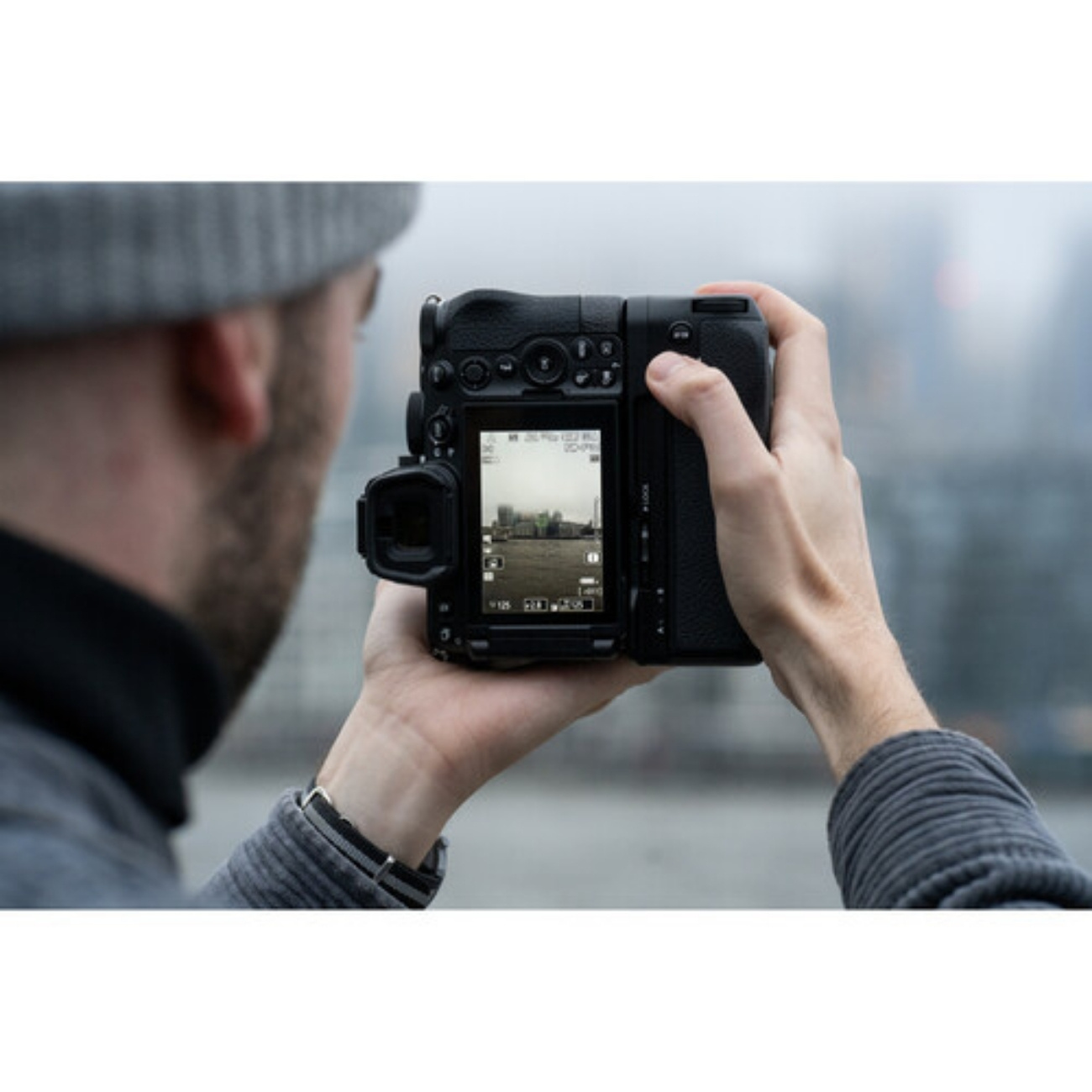 نمایش تصویر در دوربین عکاسی نیکون Nikon Z5 II Mirrorless Camera with 24-200mm f/4-6.3 Lens