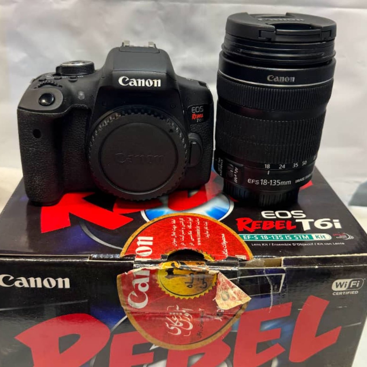 Canon EOS Rebel T6i DSLR Camera with 18-135mm Lens (دست دوم)
