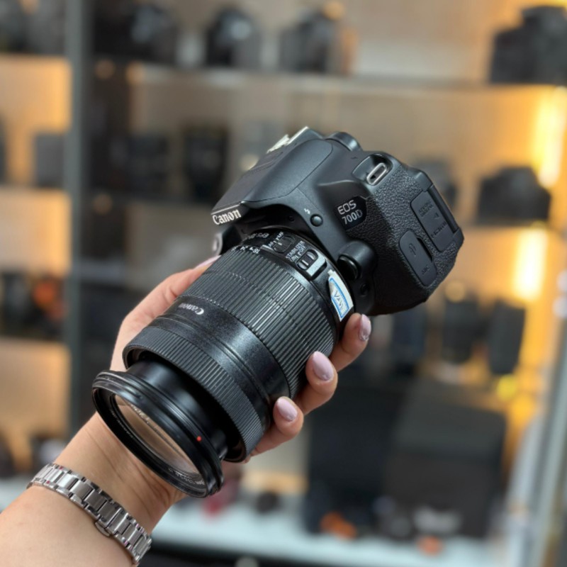 دوربین عکاسی کانن دست دوم Canon EOS 700D Kit 18-135mm f/3.5-5.6 IS (شات 14000)