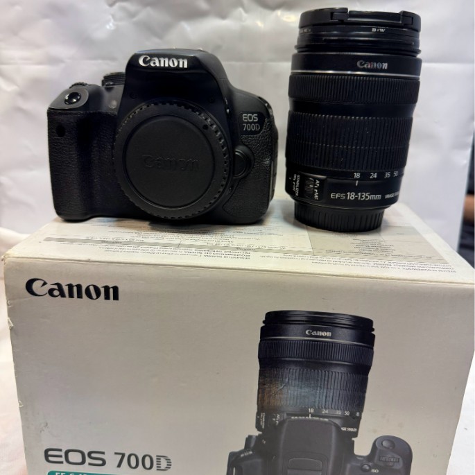 دوربین عکاسی کانن دست دوم Canon EOS 700D Kit 18-135mm f/3.5-5.6 IS STM(شات۸۰۰۰ شات)