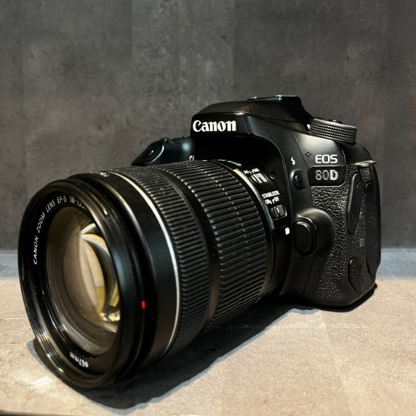 دوربین عکاسی کانن دست دوم Canon EOS 80D Kit 18-135mm f/3.5-5.6 IS STM(6هزار شات)