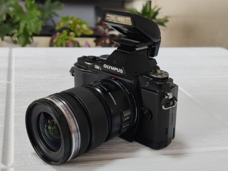 دوربین دست دوم المپیوس OMD EM5 با لنز ۱۲ـ۵۰ بدون جعبه ۲۰هزارشات