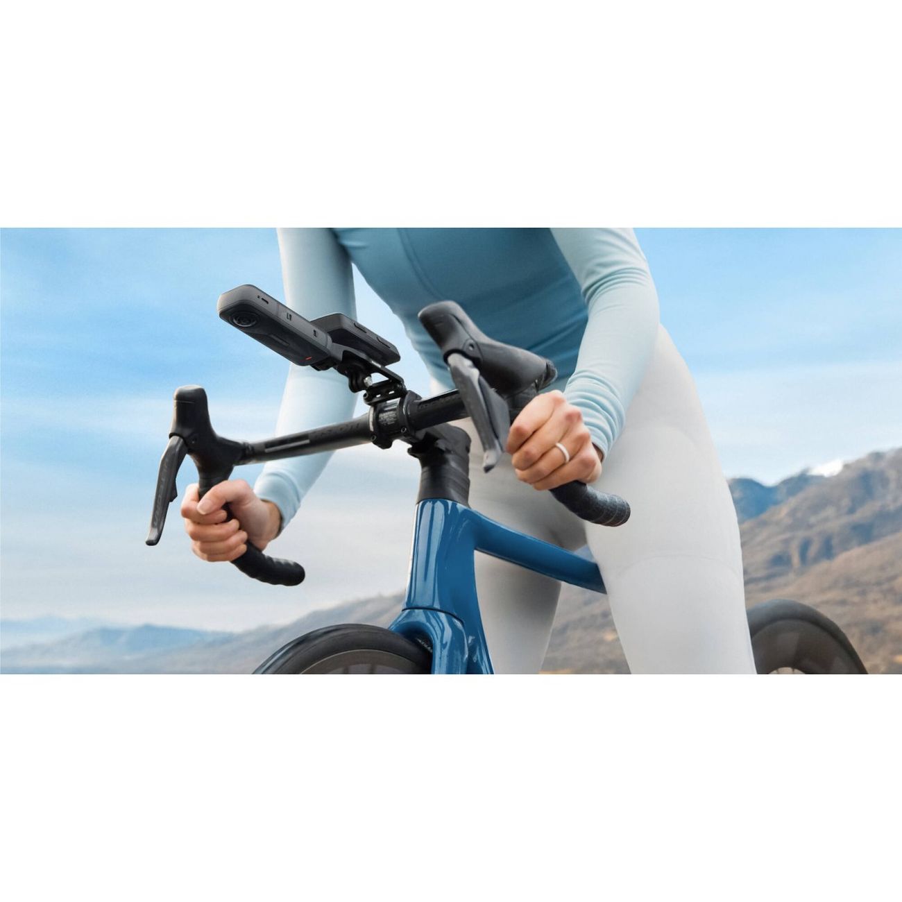 نمونه نصب شده دوربین ورزشی اینستا ۳۶۰ استارتر باندل Insta360 X5 Starter Bundle