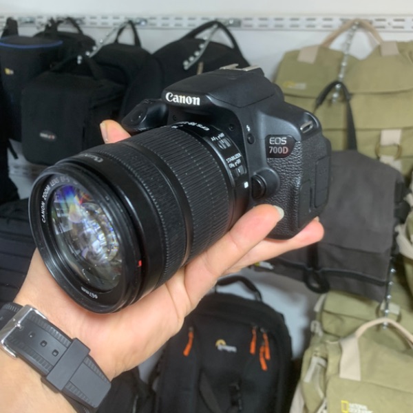 دوربین عکاسی کانن دست دوم  Canon EOS 700D Kit 18-135mm f/3.5-5.6 IS STM Used (10 هزار شات)