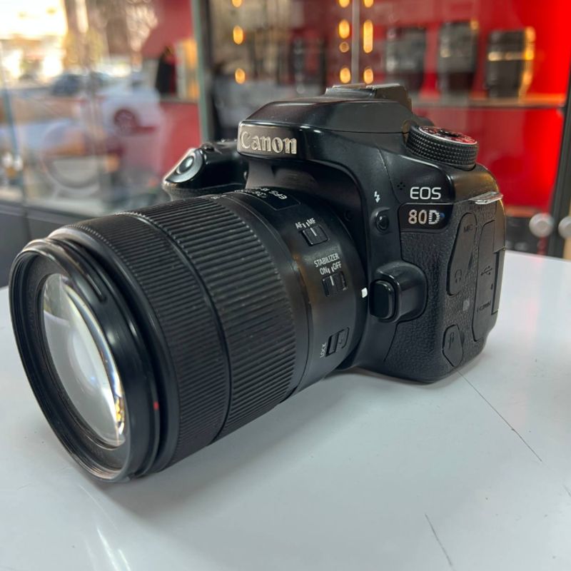دوربین دست دوم Canon EOS 80D Kit 18-135mm f/3.5-5.6 IS USM (30000 شات)