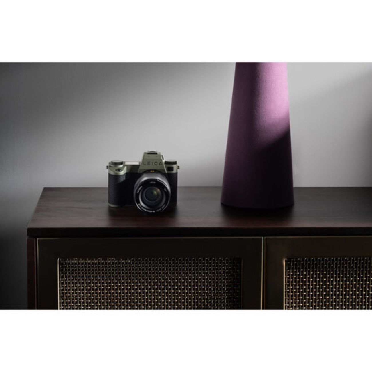 نما از رو به رو دوربین لایکا Leica SL3 Reporter Mirrorless Camera