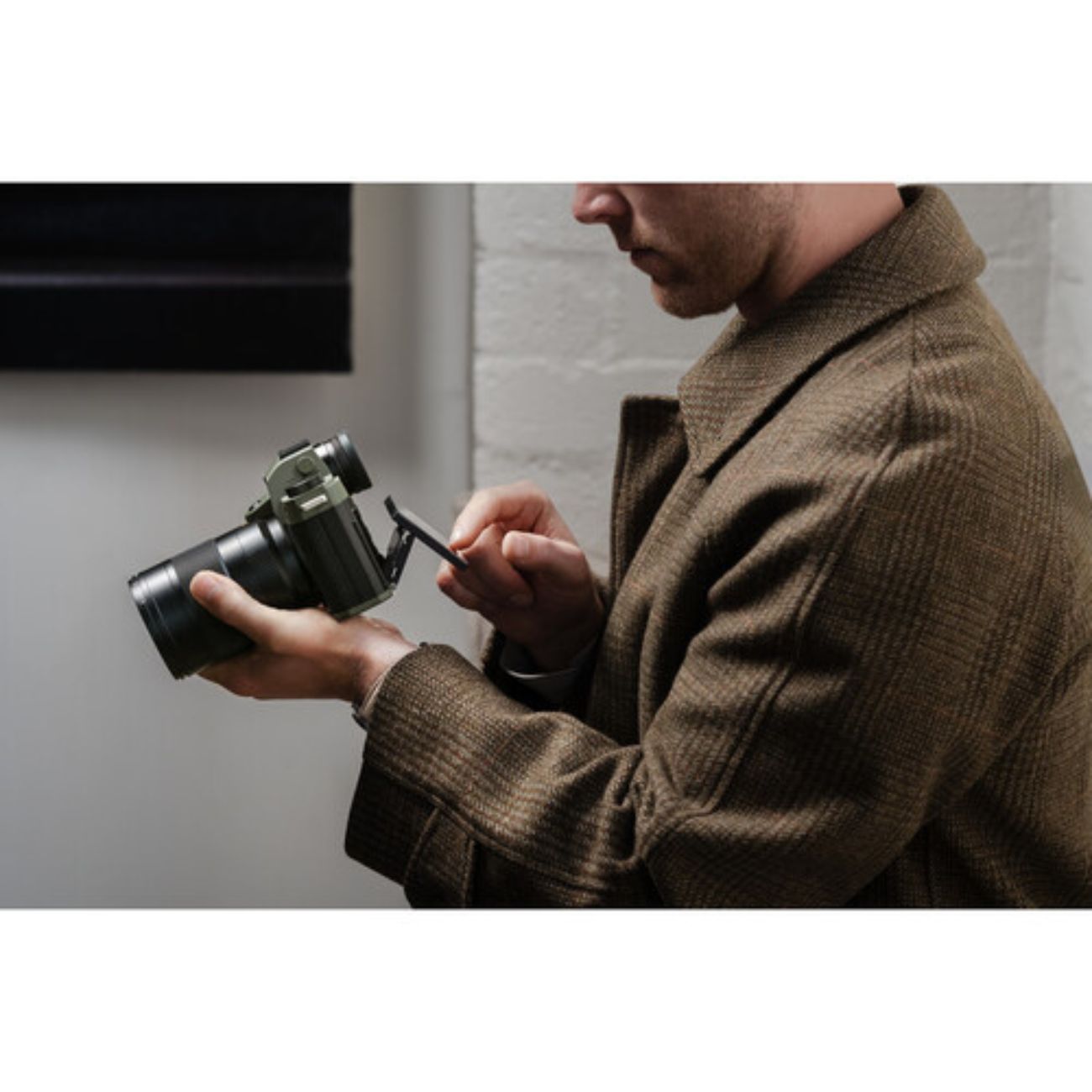 نما در دست دوربین لایکا Leica SL3 Reporter Mirrorless Camera