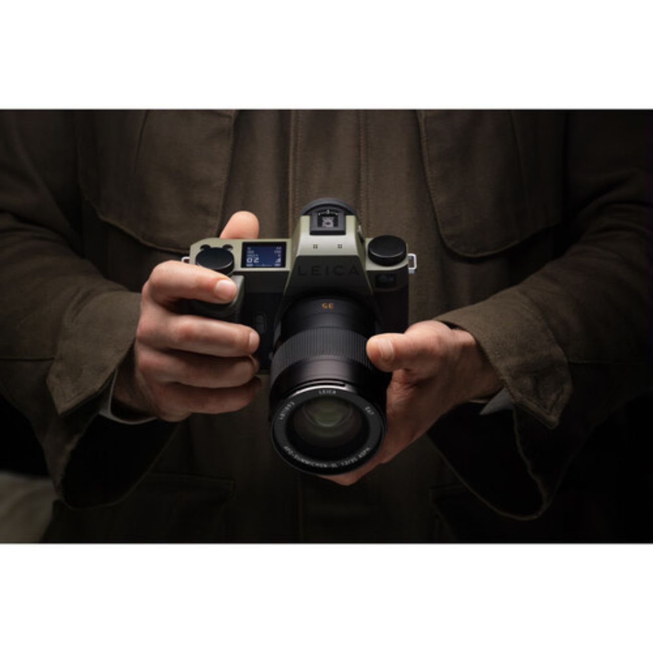 نمای در دست  از مقابل دوربین لایکا Leica SL3 Reporter Mirrorless Camera