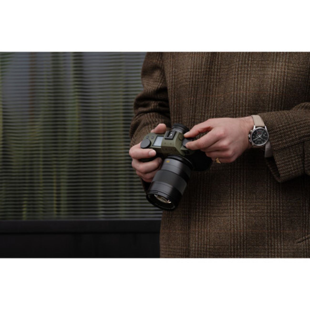 نما در دست از مقابل دوربین بدون آینه لایکا Leica SL3 Reporter Mirrorless Camera