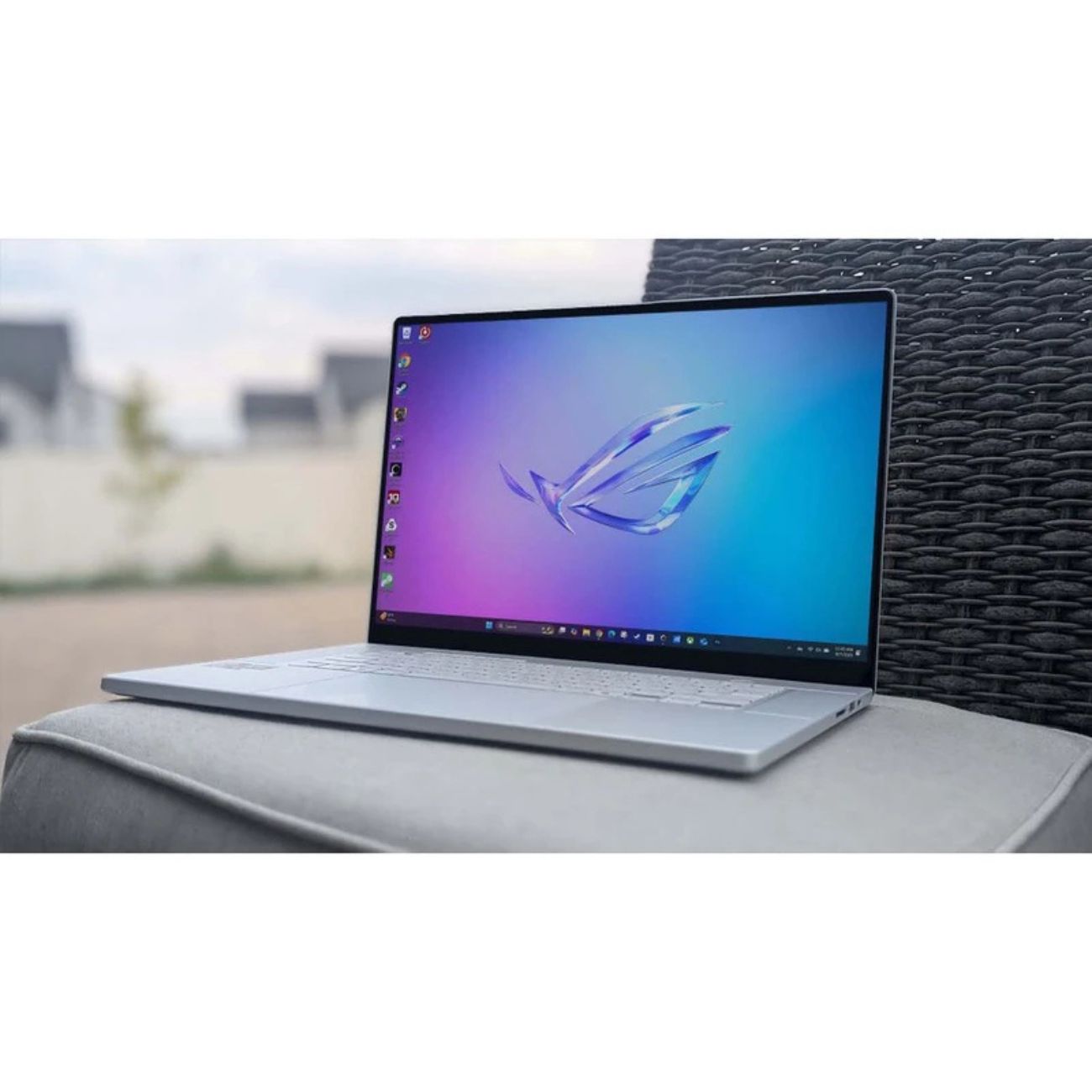 نمایش کیفیت رنگ و رزولوشن لپ تاپ گیمینگ 16 اینچی ایسوس Asus ROG Zephyrus G16 2025 Gaming Laptop