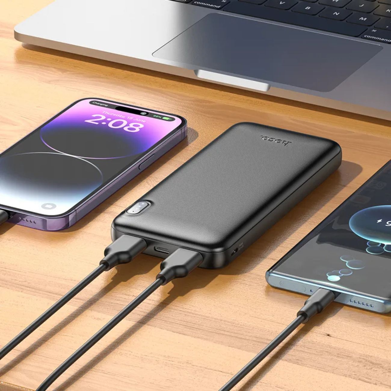 نمای در حال استفاده پاور بانک 10000 میلی آمپر هوکو Hoco 10000mAh J128 Power Bank