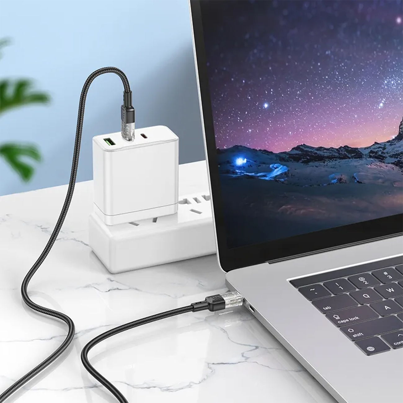 عکس در حال استفاده از کابل شارژ سریع هوکو USB-C به U129 USB-C طوسی Hoco U129 USB-C to USB-C Fast Cha