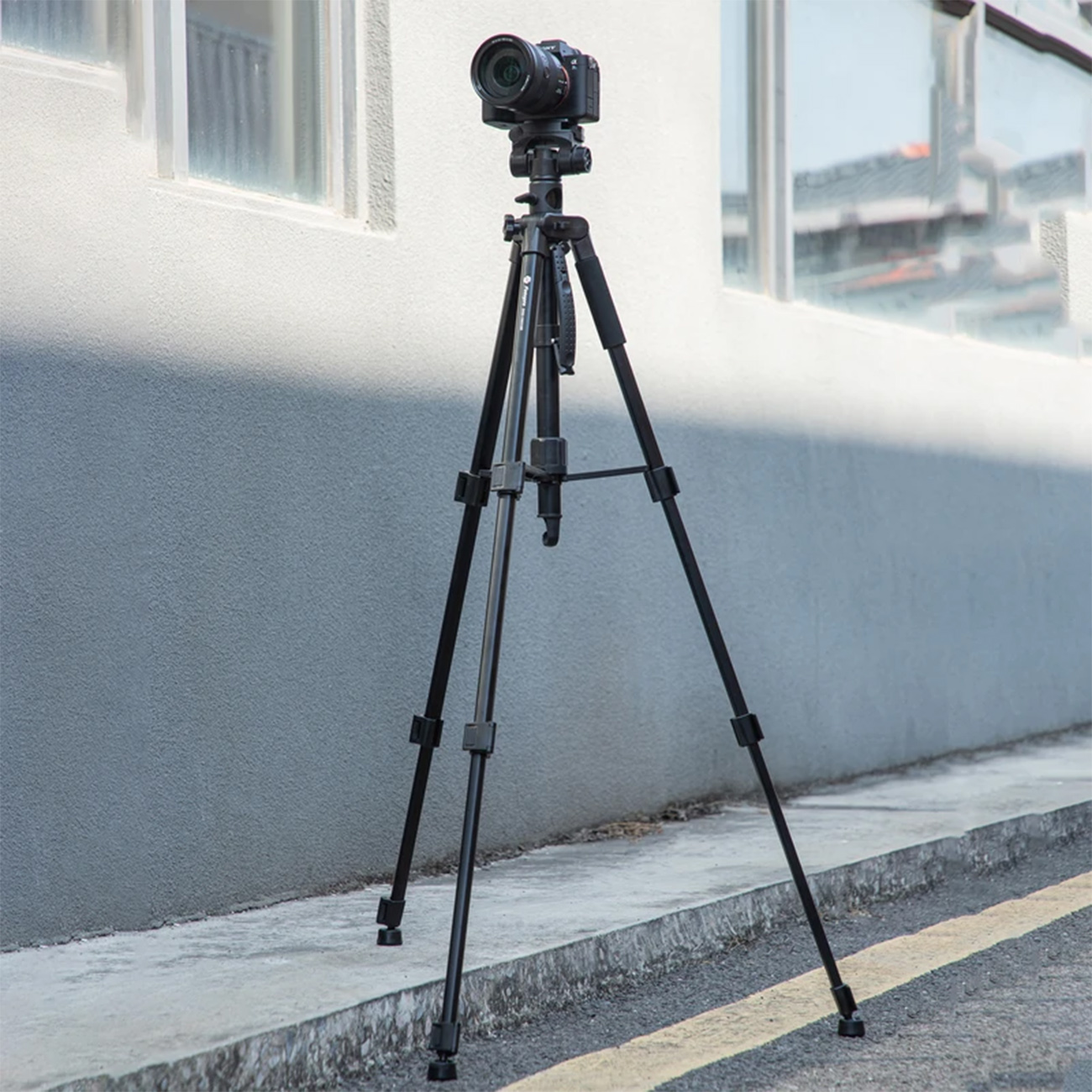 عکس در حال استفاده از سه پایه دوربین فوتو پرو Photo Pro DIGI-1003 HR Camera Tripod