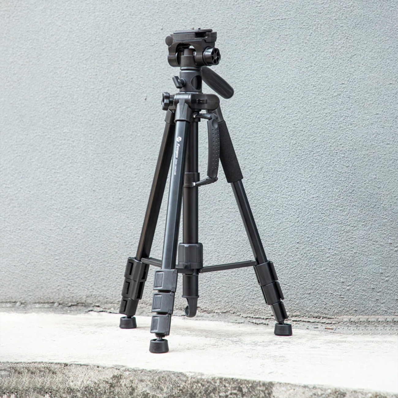 عکس در حال استفاده از سه پایه دوربین فوتو پرو Photo Pro DIGI-1003 HR Camera Tripod