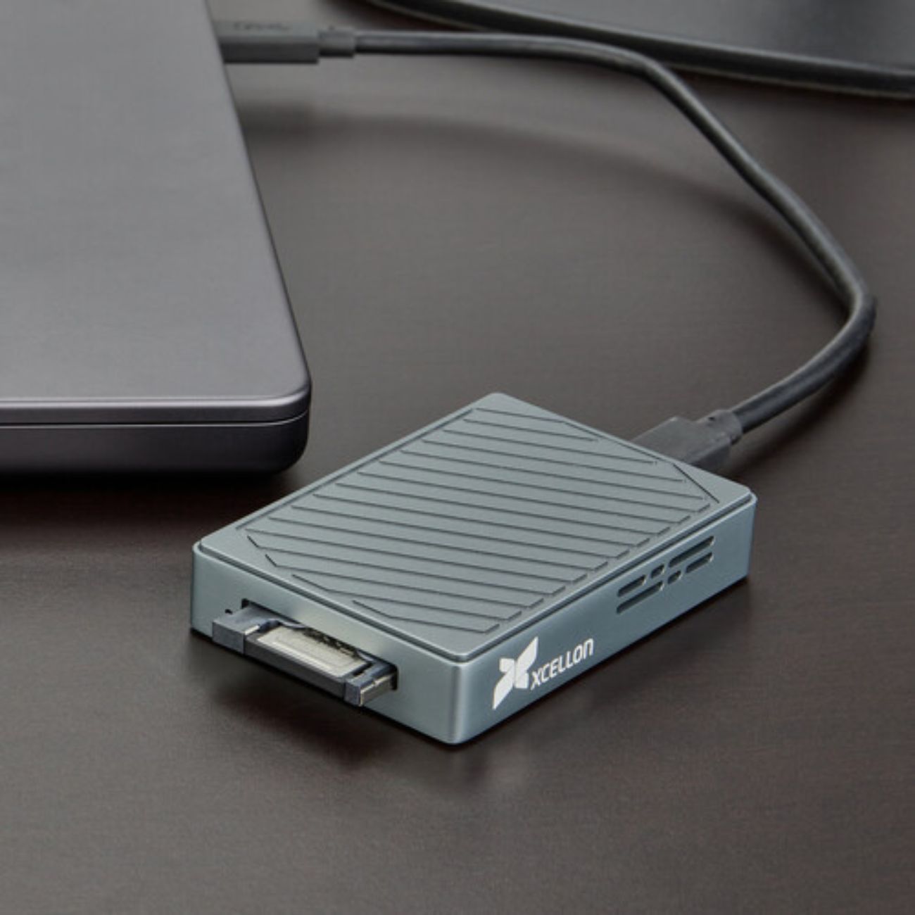 نمای کاربردی از آداپتور و کارت‌ خوان Xcellon CFexpress 4.0 Type-B Card Reader & Adapter Kit