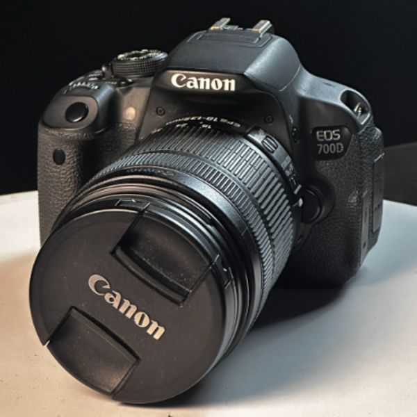 دوربین دست دوم canon 700D (18-135) STM (11000 شات)