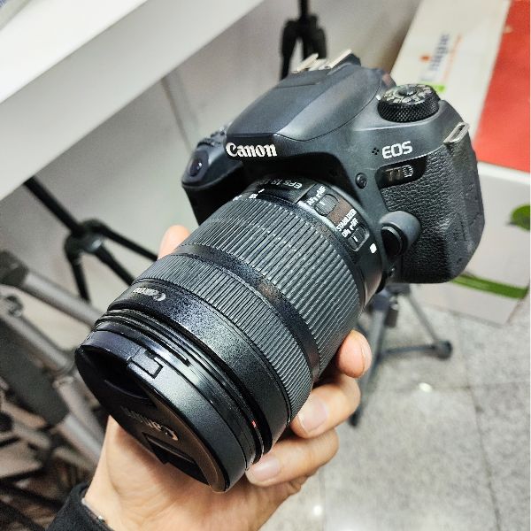 دوربین دست دوم عکاسی کانن Canon EOS 77D Kit 18-135mm f/3.5-5.6 is stm (14000 شات)