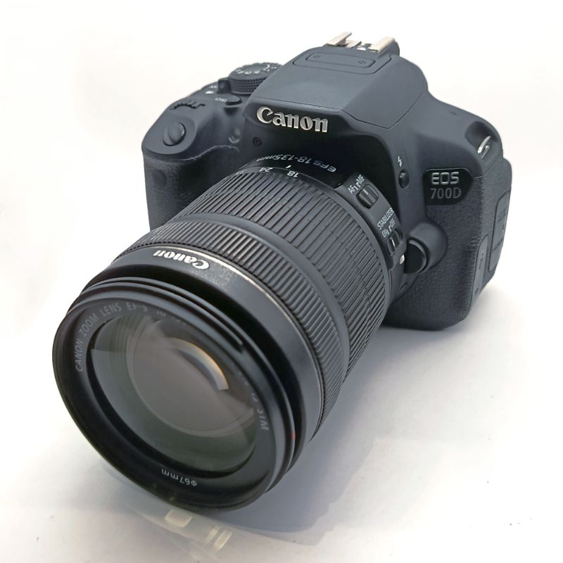دوربین دست دوم Canon EOS 700D Kit 18-135mm f/3.5-5.6 IS STM Used (فقط 10000 شات)