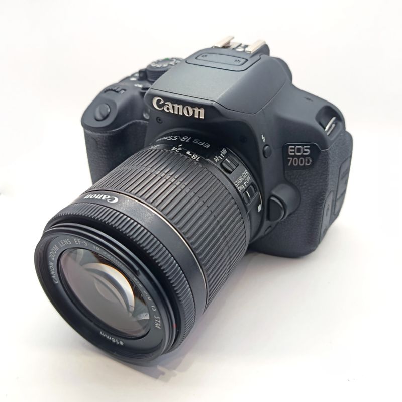 دوربین دست دوم Canon EOS 700D Kit 18-55mm f/3.5-5.6 IS STM (7900 شات)