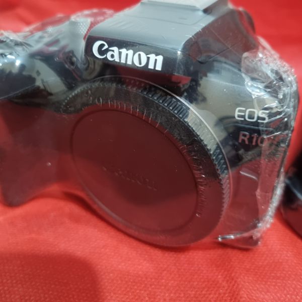 دوربین دست دوم Canon EOS R10 Mirrorless Camera with 18-45mm Lens (1000 شات)