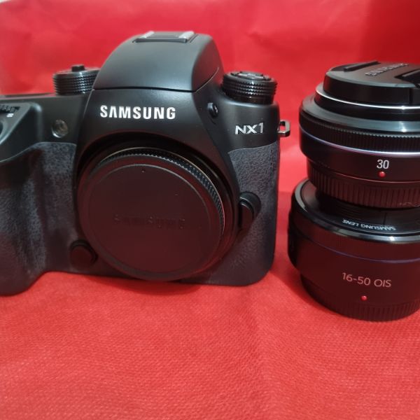 دوربین دست دوم عکاسی و فیلمبرداری samsung NX1 به همراه دو لنز 30mm f/2 و 16-50mm ois (200 شات)