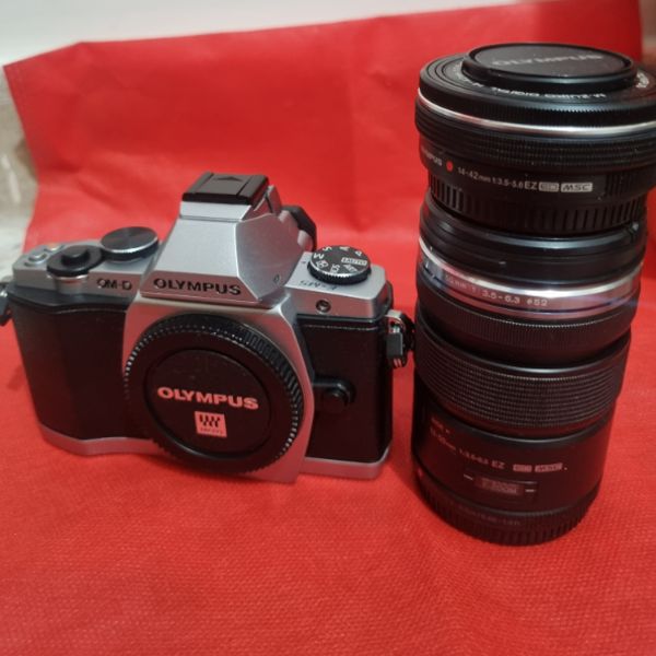دوربین دست دوم عکاسی و فیلمبرداری المپیوس oms E-M5 به همراه دو لنز 12-50mm و 14-42mm (1000 شات)