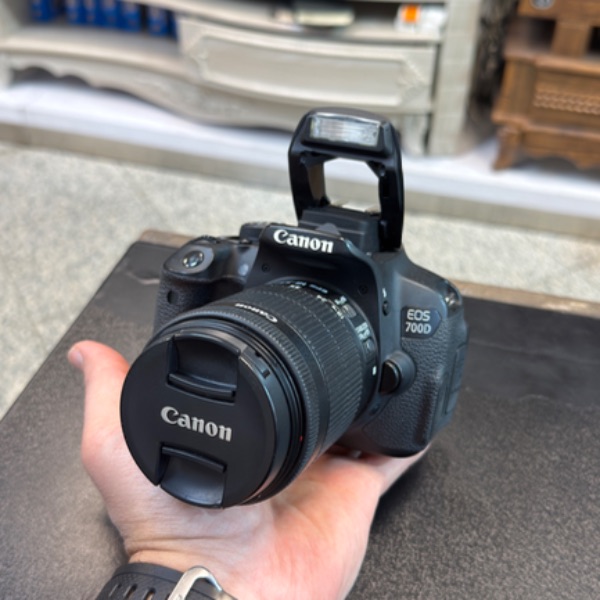دوربین عکاسی کانن دست دوم Canon EOS 700D Kit 18-55mm f/3.5-5.6 IS STM  (20/000 شات)