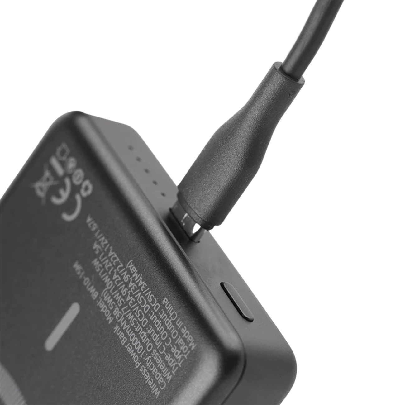 عکس در حال استفاده از پاور بانک بیسیم بنتیک مشکی Bentik BW10-15M 10000mAh Power Bank Black
