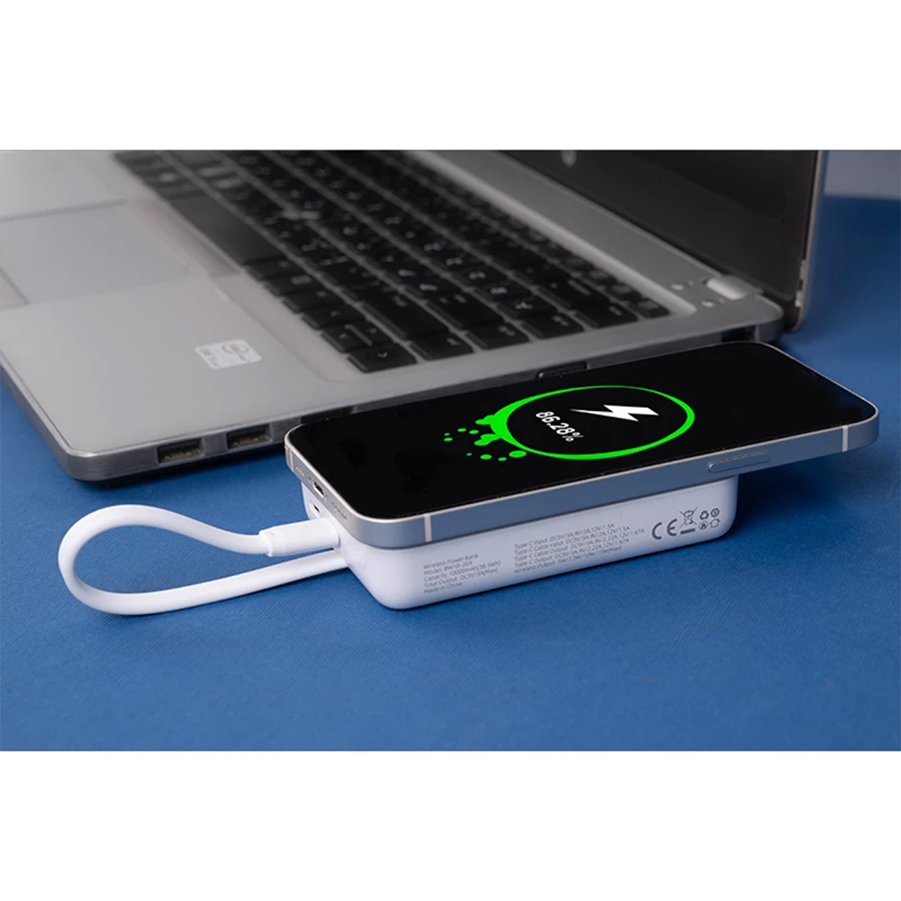 عکس در حال استفاده از پاور بانک بیسیم بنتیک سفید Bentik BW10-203 10000mAh Power Bank White