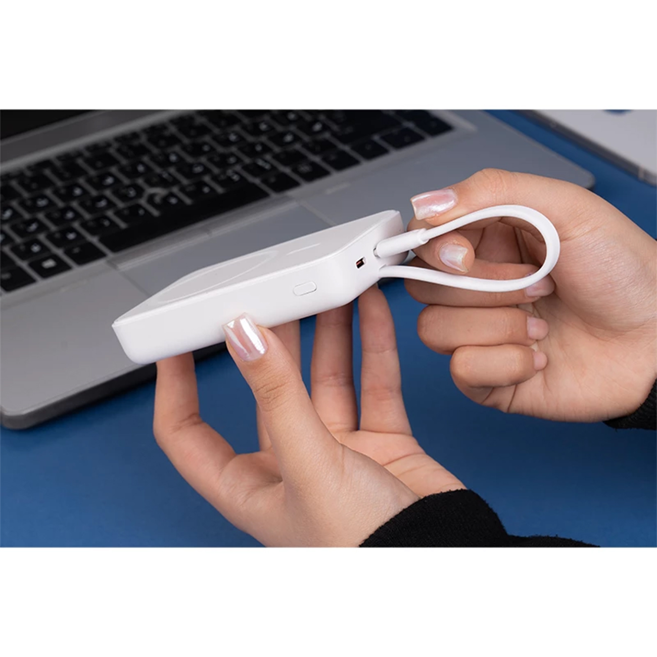 عکس در حال استفاده از پاور بانک بیسیم بنتیک سفید Bentik BW10-203 10000mAh Power Bank White