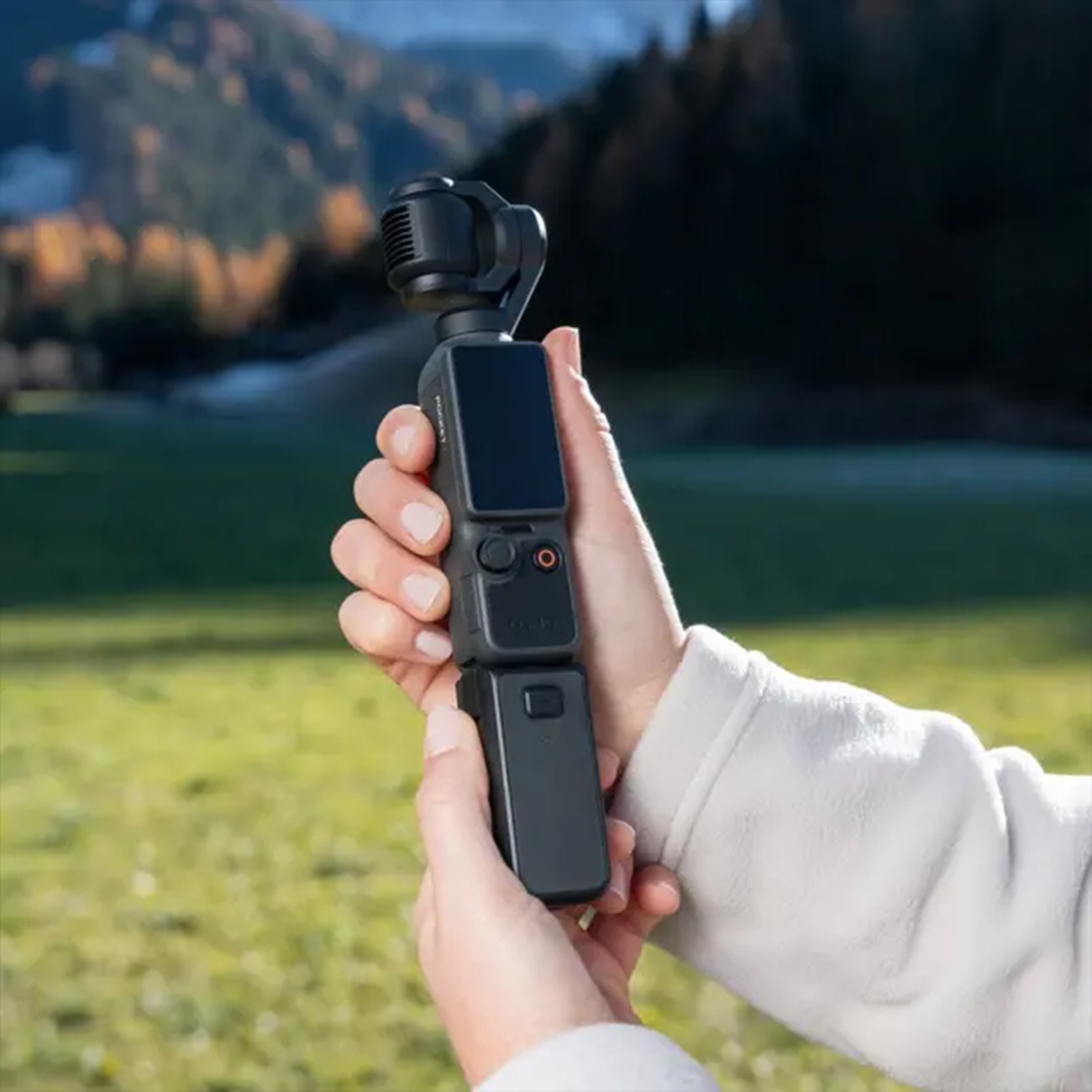 عکس در حال استفاده از گیمبال اسمو پاکت Gimbal DJI Osmo Pocket 4 Creator Combo
