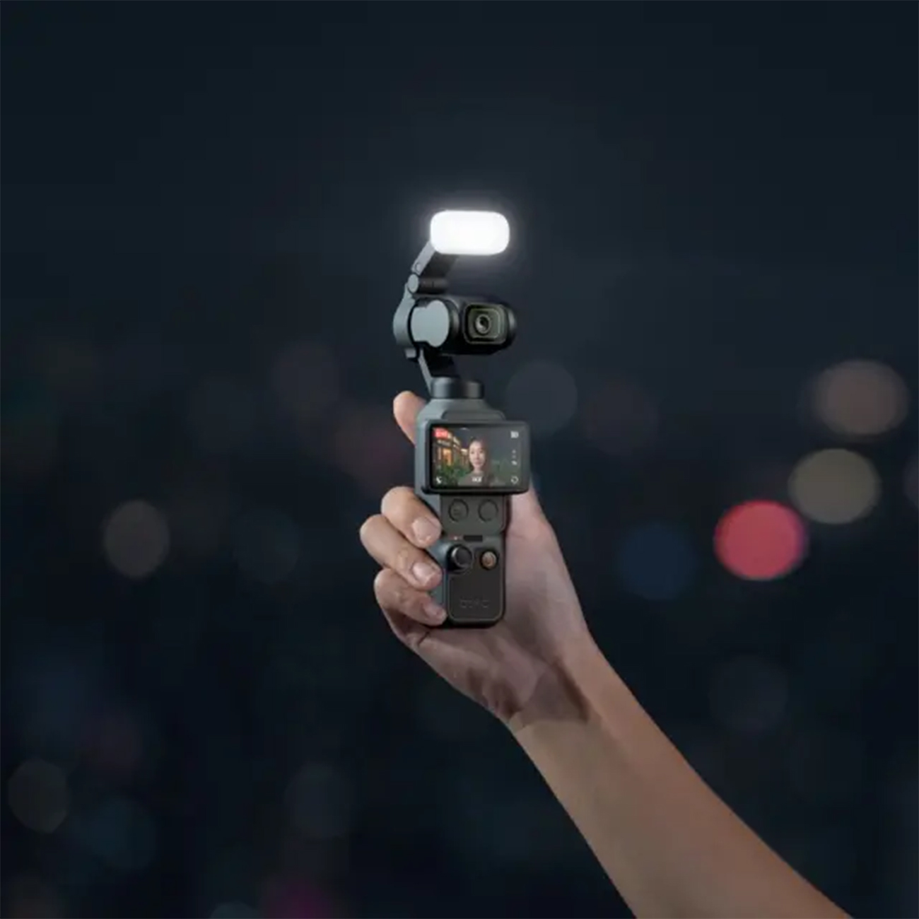 عکس در حال استفاده از گیمبال اسمو پاکت Gimbal DJI Osmo Pocket 4 Creator Combo