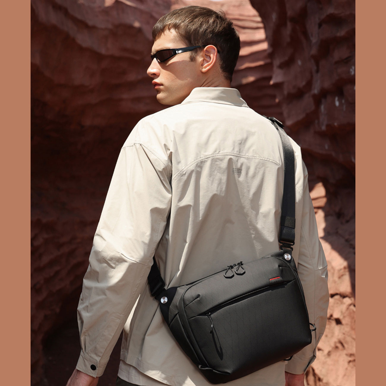 نمای کاربردی کیف دوربین Bange XJ328 with Tripod Strap Camera Sling Bag
