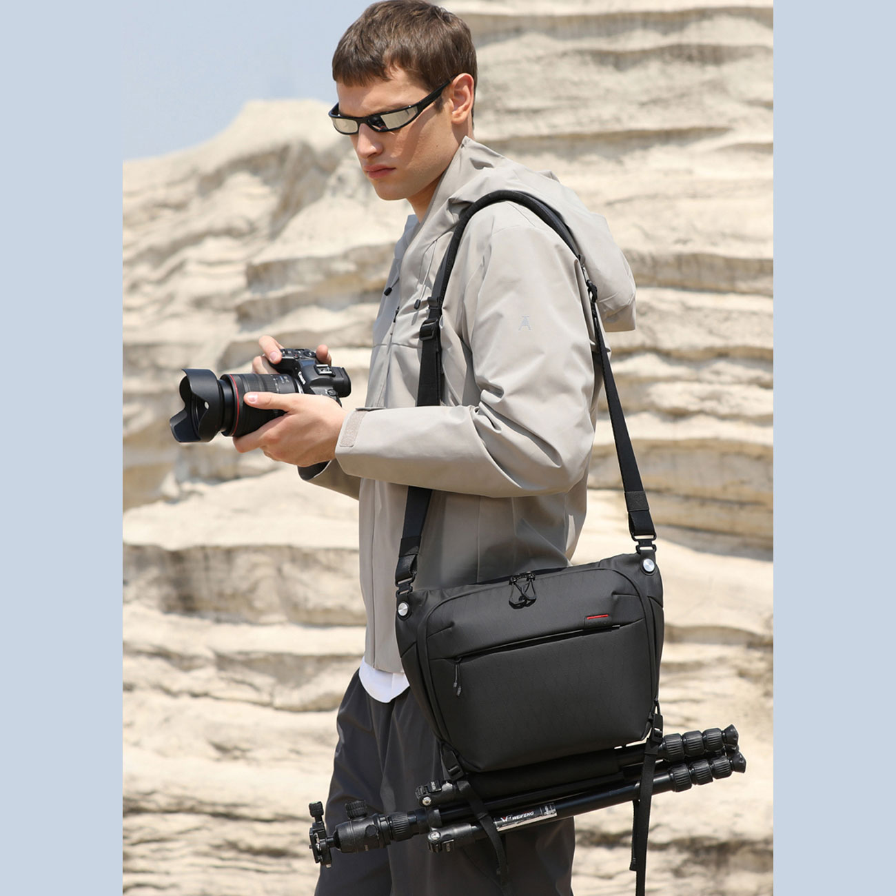 نمای کاربردی از کیف رودوشی بنج Bange XJ328 with Tripod Strap Camera Sling Bag