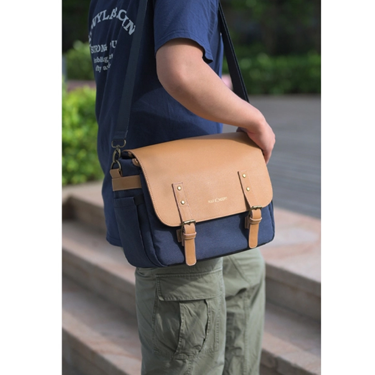 عکس در حال استفاده از کیف رودوشی دوربین K&F Kf13.062V1 Camera Shoulder Bag