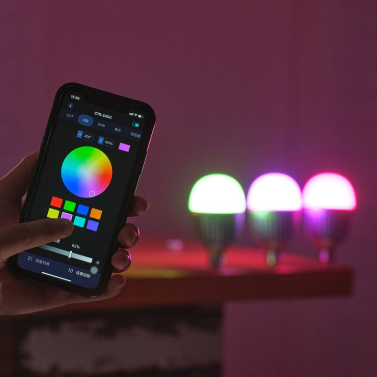 عکس در حال استفاده از لامپ گودکس Godox C10R RGB Bulb Light
