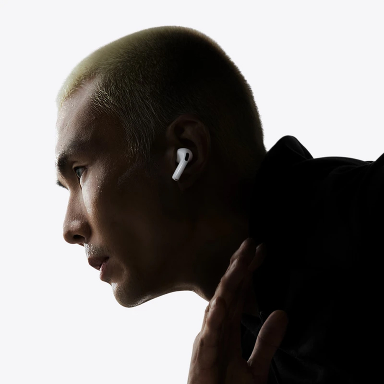 عکس در حال استفاده از ایرپاد پرو 3 اپل Apple Airpod Pro 3