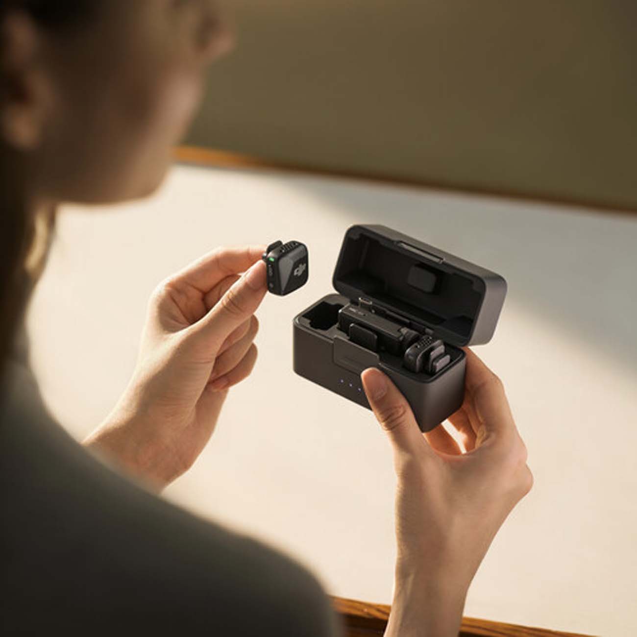 نمای کاربردی میکروفون بی‌سیم DJI Mic Mini 2-Person Compact Wireless Microphone System