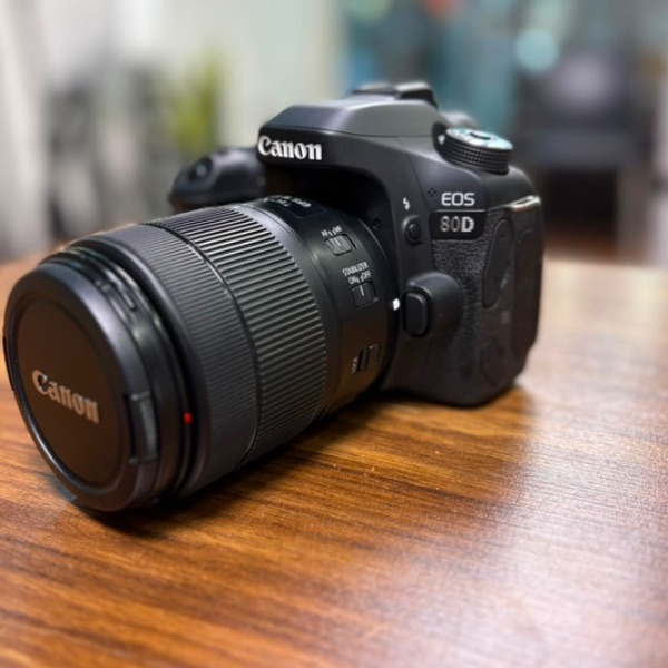 دوربین عکاسی کانن دست دوم  Canon EOS 80D Kit 18-135mm f/3.5-5.6 IS USM (10/000 شات)