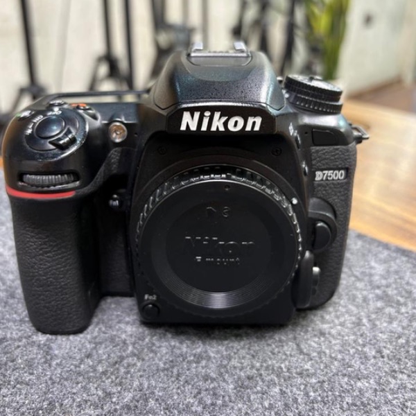 دوربین دست دوم Nikon D7500 body (25/000 شات)