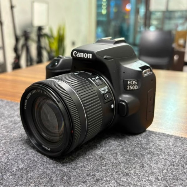 دوربین دست دوم Canon EOS 250D Kit EF-S 18-55 mm f/4-5.6 IS STM (5/000 شات)