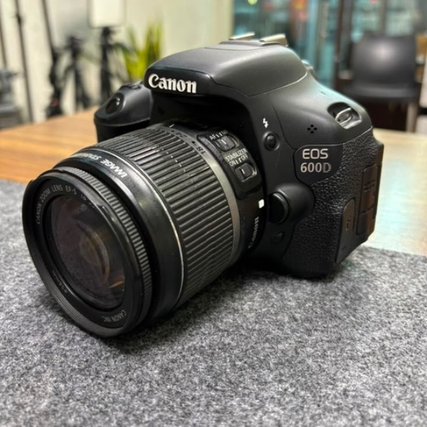 دوربین عکاسی کانن دست دوم Canon EOS 600D Kit 18-55mm f/3.5-5.6 IS (9/000 شات)