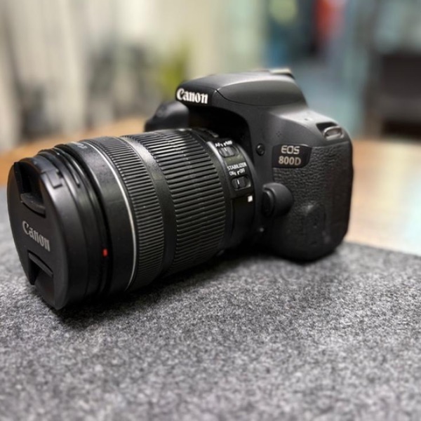 دوربین دست دوم Canon eos 800D kit 18-135 stm (15/000 شات)