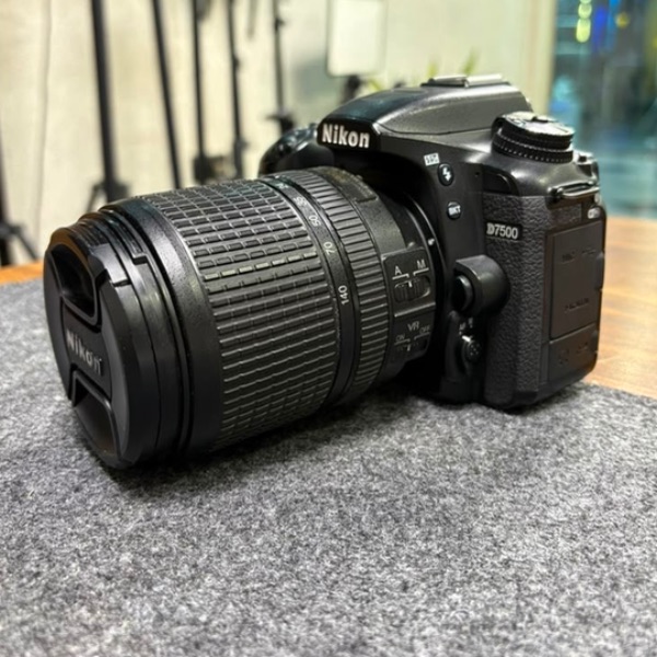 دوربین دست دوم عکاسی نیکون Nikon D7500 Kit 18-140mm f/3.5-5.6 G VR (25/000 شات)