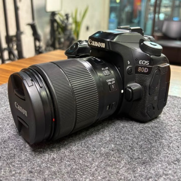 دوربین دست دوم عکاسی کانن Canon EOS 850D kit EF-S 18-135mm f/3.5-5.6 IS USM (22/000 شات)
