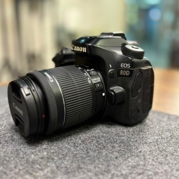 دوربین دست دوم عکاسی کانن Canon EOS 80D Kit 18-55mm f/3.5-5.6 IS STM (23/000 شات)